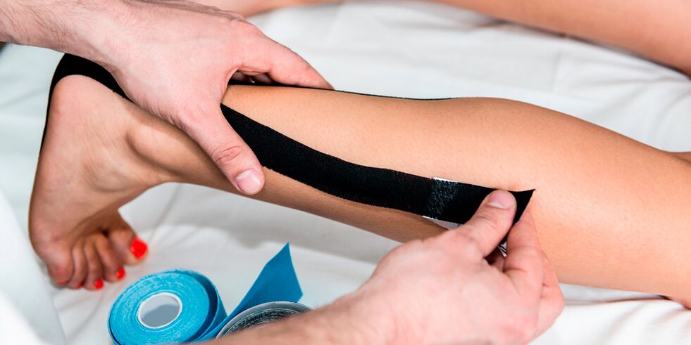 Taping fir d'Verformung vun Arthrosis - d'Gelenk mat Klebeband fixéieren